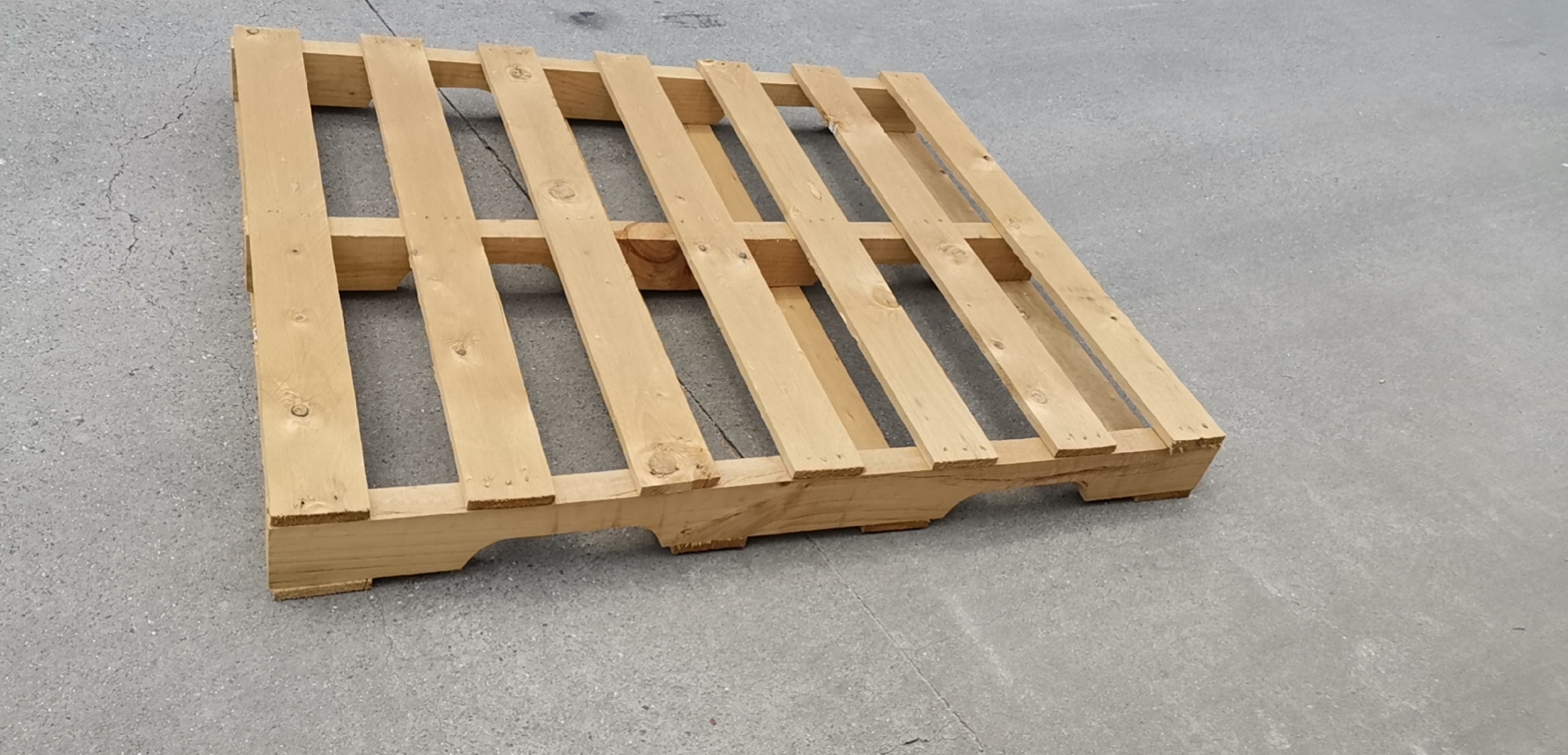 泰来根据材质选择木托盘